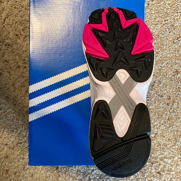 Women’s size 8 Adidas Sneakers, brand new, never worn. - Picture 2 of 5